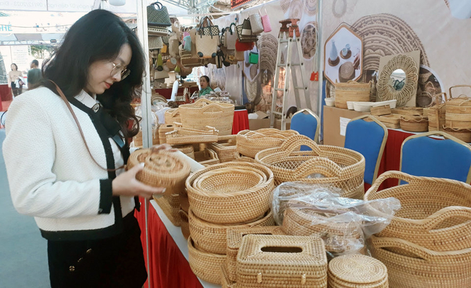 Người tiêu dùng tiếp cận các sản phẩm thủ công mỹ nghệ thông qua triển lãm.