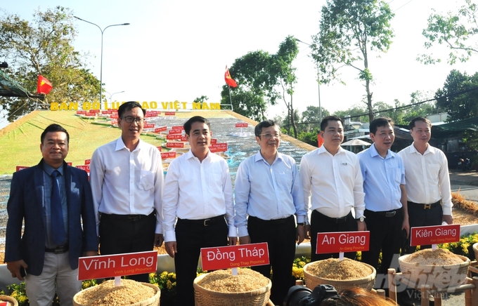 Leaders of the Ministry of Agriculture and Rural Development and delegates visited the Vietnam rice map displayed at the Rice Road. Photo: Trung Chanh.