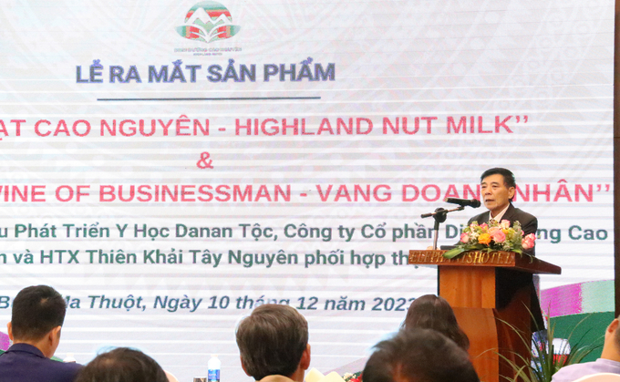 img_8762-154149_539.jpg Bác sĩ Nguyễn Đình Ban, Ủy viên Hội đồng khoa học Viện Nghiên cứu Phát triển Y học Dân tộc nói về các lợi ích của 2 sản phẩm. Ảnh: Quang Yên.