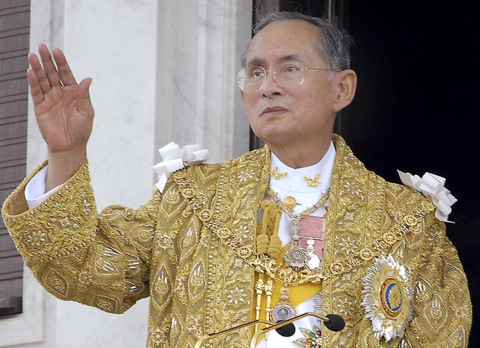 vi-vua-phat-trien-voi-4000-du-an-nang-tam-gao-thai-lan-bai-4-150308_798.jpg Vua Bhumibol Adulyadej năm 2006.
