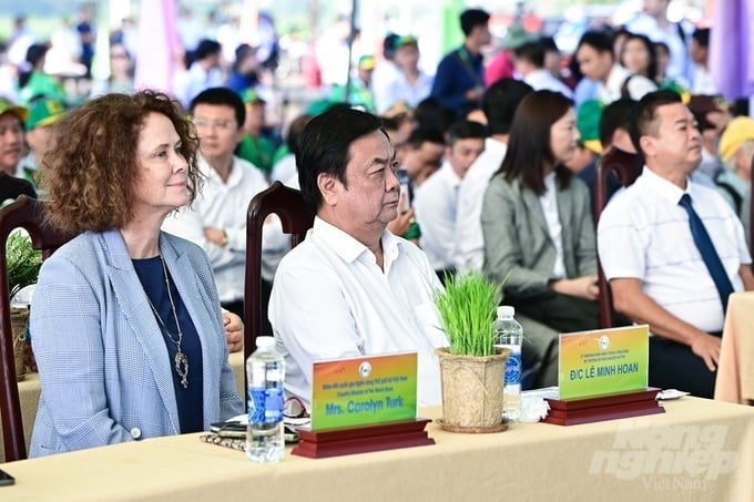 Minister Le Minh Hoan at the launching ceremony for implementing the One Million Hectares of High-Quality Rice Project.