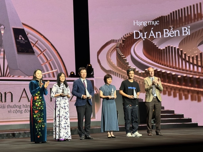 a765776f49d4e08ab9c5420231211205421-081000_134.jpg Bà Nguyễn Thị Minh Tâm - Giám đốc Chi nhánh Vinamilk Hà Nội (thứ 2 từ trái qua) đại diện Quỹ Sữa Vươn cao Việt Nam - Vinamilk vinh dự nhận Giải thưởng Hành động vì cộng đồng - Human Act Prize 2023.