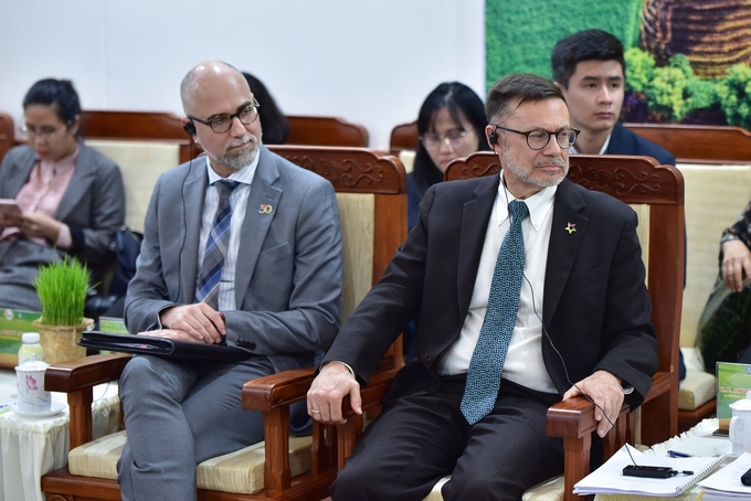Các ngài Đại sứ Andrew Goledzinowski và Shawn Steil đánh giá cao những thành tựu của lúa gạo Việt Nam. Ảnh: Tùng Đinh.