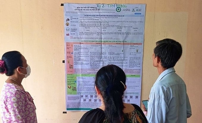 Farmers read the Agro-climatic Bulletins for the new crop season.