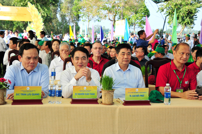 anh-1-131300_237.jpg Sáng 12/12, tại Hậu Giang, Bộ NN-PTNT phát động đề án 'Phát triển bền vững một triệu ha chuyên canh lúa chất lượng cao và phát thải thấp gắn tăng trưởng xanh vùng ĐBSCL đến năm 2030'. Tham dự có Phó Thủ tướng Trần Lưu Quang, quan khách quốc tế, các bộ ngành trung ương và địa phương vùng ĐBSCL.
