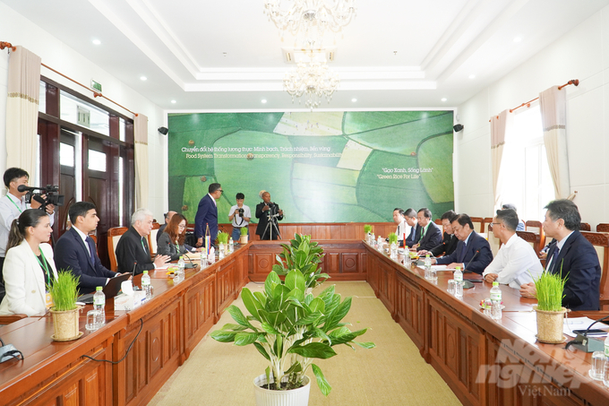 anh-1-190245_794-190245.jpg Bộ trưởng Lê Minh Hoan cùng một số đơn vị trực thuộc Bộ NN-PTNT tiếp Đoàn công tác Bộ Nông nghiệp và Đất đai Venezuela. Ảnh: Kim Anh.