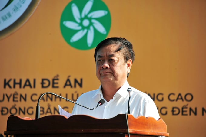 anh-2-131329_138.jpg Phát biểu tại buổi lễ, Bộ trưởng Bộ NN-PTNT Lê Minh Hoan cho biết, nông nghiệp, nông dân, nông thôn được Đảng và Nhà nước ta xác định 'là lợi thế quốc gia, trụ đỡ của nền kinh tế'. Trong đó, sản xuất lúa gạo là ngành sản xuất trọng điểm, không chỉ giúp đảm bảo an ninh lương thực quốc gia mà còn hỗ trợ cho sự phát triển kinh tế của đất nước cũng như thể hiện trách nhiệm của Việt Nam trong việc đảm bảo hệ thống lương thực, thực phẩm quốc tế.