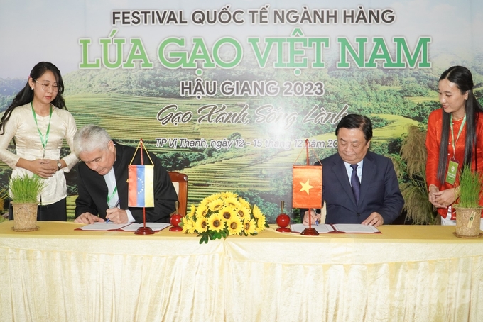 anh-3-190328_907-190329.jpg Bộ trưởng Bộ NN-PTNT Việt Nam và Bộ trưởng Bộ Nông nghiệp và Đất đai Venezuela ký kết biên bản ghi nhớ hợp tác nông nghiệp giữa hai quốc gia. Ảnh: Kim Anh.