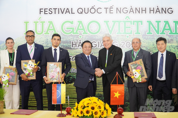 anh-4-190354_60-190354.jpg Việc ký kết ghi nhớ hợp tác đã tạo ra động lực cho hai quốc gia mở rộng quy mô thương mại. Ảnh: Kim Anh.
