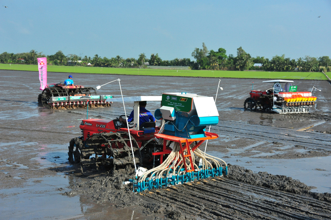 anh-8-131046_755.jpg Các thí điểm thành công tại ĐBSCL sẽ được mở rộng ra toàn quốc, hướng tới mục tiêu đưa 'Phát triển xanh, giảm phát thải, chất lượng cao' trở thành thương hiệu của lúa gạo Việt Nam. Cùng với sự thay đổi nhận thức của người sản xuất và kinh doanh lúa gạo; hợp tác công - tư hiệu quả; và sự hỗ trợ từ các tổ chức quốc tế như WB, IFC, ADB, IRRI… sẽ là chìa khóa thành công cho đề án.