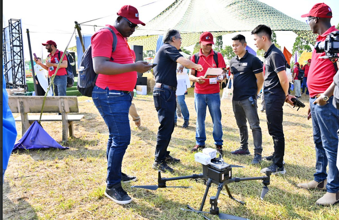 mb-211528_574.jpeg Thiết bị giám sát khí thải bằng drone của Công ty Cổ phần Sao Tháng Tám Việt Nam được nhiều bạn bè quốc tế quan tâm.