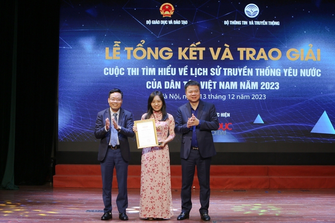 e9b8b9106f40c71e9e51-1998-163758_35.jpg Giải nhất cuộc thi lần này được trao cho cô Nguyễn Thị Thiên Sinh, giáo viên Trường Phổ thông Dân tộc nội trú Bắc Kạn (tỉnh Bắc Kạn) với tác phẩm 'Hành quân theo bước chân những người anh hùng'.