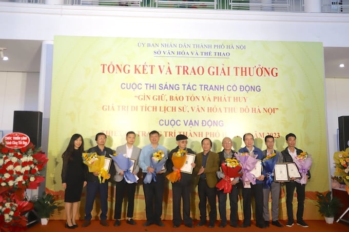 khuyen-khich-tuyen-truyen-1702443929074-105644_124.jpg Ban tổ chức trao giải cho các tác giả trong Cuộc thi sáng tác tranh cổ động tuyên truyền 'Gìn giữ, bảo tồn và phát huy giá trị di tích lịch sử, văn hóa Thủ đô.
