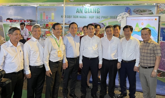 Ông Nguyễn Thanh Vĩnh, Tổng Giám đốc Tập đoàn Quế Lâm (ngoài cùng bên phải) chụp ảnh lưu niệm với Phó Thủ tướng Trần Lưu Quang, Bí thư Tỉnh ủy Hậu Giang Nghiêm Xuân Thành và Thứ trưởng Bộ NN-PTNT Hoàng Trung tại Festival Quốc tế ngành hàng lúa gạo Việt Nam - Hậu Giang 2023. Ảnh: BAG.