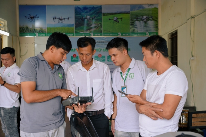 image008-150237_694.jpg Nhân viên AgriDrone tư vấn máy bay nông nghiệp cho khách tham quan tại trạm.