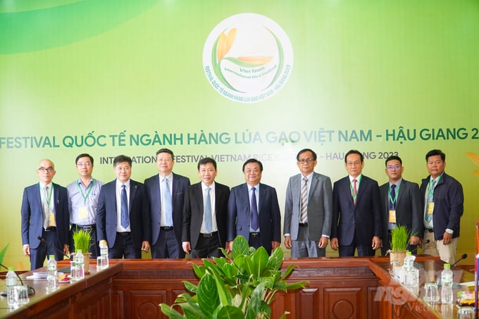 viet-nam-campuchia-cung-phoi-hop-kiem-soat-tot-dich-benh-tai-bien-gioi-082607_109-082607.jpg Bộ trưởng Bộ NN-PTNT Lê Minh Hoan gặp gỡ song phương với ông Yang Saingkoma, Quốc vụ khanh Bộ Nông Lâm Ngư nghiệp Campuchia và đoàn công tác. Ảnh: Kim Anh.