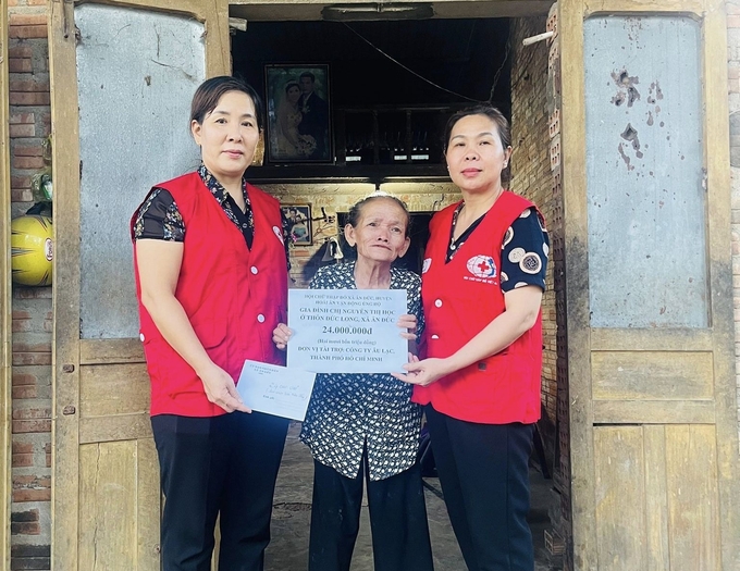 1-101017_113.jpg Hội Chữ thập đỏ huyện Hoài Ân vận động được 25 triệu đồng sửa nhà kiên cố cho bà Nguyễn Thị Học, người có hoàn cảnh khó khăn ở xã Ân Đức. Ảnh: V.Đ.T.