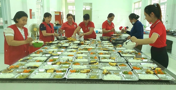 5-101018_133.jpg Bếp ăn tình thương tại Trung tâm Y tế huyện Hoài Ân của Hội Chữ thập đỏ huyện Hoài Ân. Ảnh: V.Đ.T.