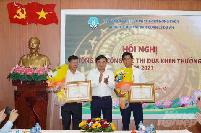 anh-3-194736_988-194738.jpg 2 cá nhân thuộc Khối thi đua các Ban quản lý dự án nhận được Bằng khen của Thủ tướng Chính phủ. Ảnh: Kim Anh.