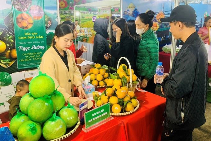 Đặc sản 'cam phủ màn' của trang trại Ngọc Hường được trưng bày tại nhiều hội chợ lớn. Ảnh: Việt Khánh.