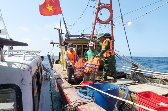 Lực lượng kiểm ngư Chi cục Thủy sản Quảng Bình thực hiện nhiệm vụ tuần tra, kiểm soát trên vùng biển. Ảnh: T.Phùng.