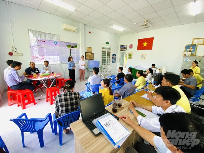 anh-1-131516_465-131517.jpg Gói hỗ trợ kỹ thuật 'Lớp học kinh doanh cho nông dân' đã tổ chức 62 lớp tập huấn cho gần 1.500 người tại 17 HTX trên địa bàn tỉnh An Giang. Ảnh: Lê Hoàng Vũ.