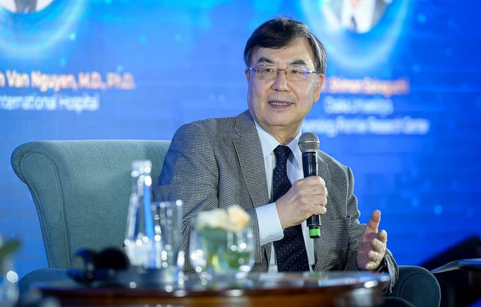 anh-3-165754_275.jpg GS. Shimon Sakaguchi (Giáo sư xuất sắc tại Trung tâm Nghiên cứu miễn dịch tiên phong (IFReC), Đại học Osaka, Nhật Bản) gây ấn tượng với Bài thuyết trình về Liệu pháp tế bào T điều hòa giúp điều trị các bệnh miễn dịch.