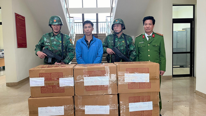doi-tuong-tran-anh-son-bi-luc-luong-lien-nganh-bat-giu-cung-tang-vat-10-thung-ghi-la-phao-hoa-no-145635_979.jpg Đối tượng Trần Anh Sơn cùng số pháo hoa nổ nhập lậu. Ảnh: T.D.