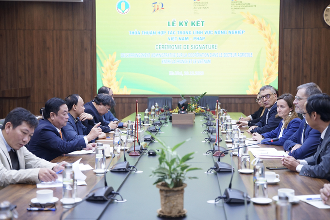 dsc06084-184257_370.jpg Chiều 20/12, Bộ trưởng NN-PTNT Lê Minh Hoan tiếp và làm việc với Đại sứ Đặc mệnh toàn quyền Cộng hòa Pháp tại Việt Nam Olivier Brochet.