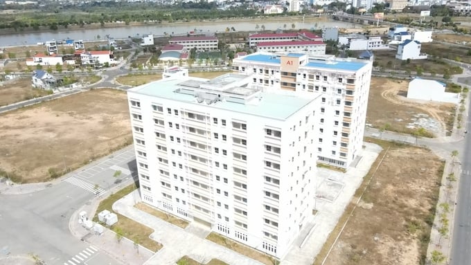z4979020649369_8ce4b4e2b8334e5ea5e49b4d3d295212-135704_720.jpg Dự án nhà ở xã hội, nhà tái định cư xây xong gần 1 năm nhưng không có người ở. Ảnh: Tuấn Anh.