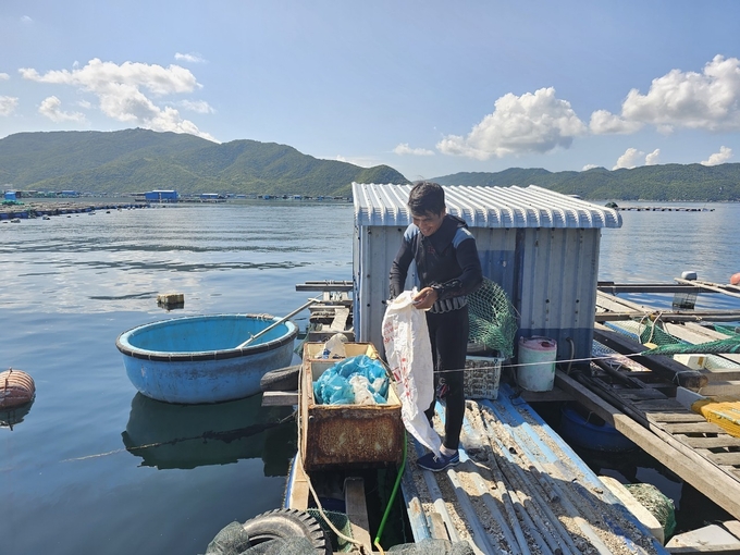 bai-cuoi-can-lam-su-lan-toa-nhung-mo-hinh-153222_385.jpg Ý thức bảo vệ môi trường vùng nước nuôi biển nhằm ngăn chặn dịch bệnh trên thủy sản ngày càng được nâng cao. Ảnh: KS.