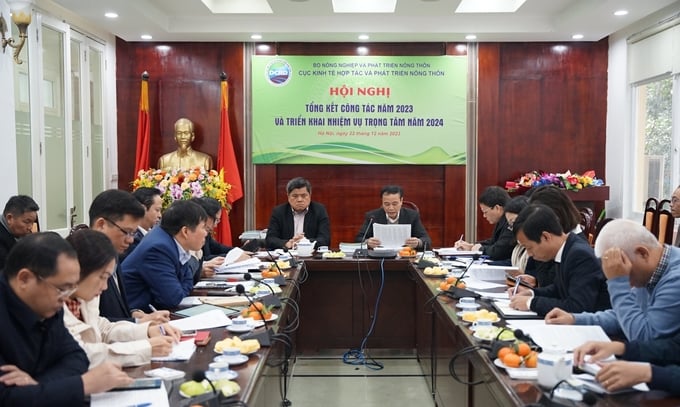 dsc06127-144324_678.jpg Thứ trưởng Trần Thanh Nam và ông Lê Đức Thịnh, Cục trưởng Cục Kinh tế hợp tác và Phát triển nông thôn chủ trì hội nghị tổng kết.