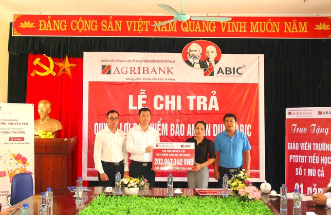phi-bao-hiem-bang-tien-bo-rau-nhung-cuu-canh-gia-dinh-qua-con-bi-cuc-174904_991.jpg Bảo hiểm Agribank đã chi trả quyền lợi cho hàng nghìn khách hàng tham gia gói sản phẩm bảo an tín dụng trên cả nước. Ảnh: ABIC.