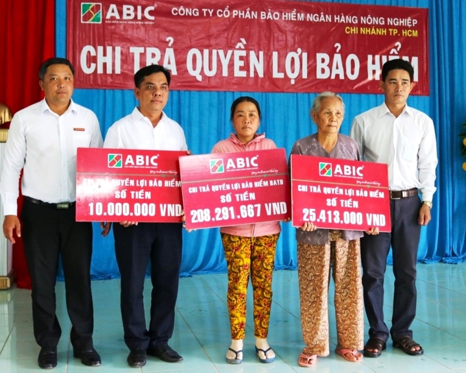 phi-bao-hiem-bang-tien-bo-rau-nhung-cuu-canh-gia-dinh-qua-con-bi-cuc-175158_240.jpg Những khoản hỗ trợ từ Bảo hiểm Agribank đã tiếp thêm động lực cho nhiều gia đình vượt qua khó khăn. Ảnh: ABIC.