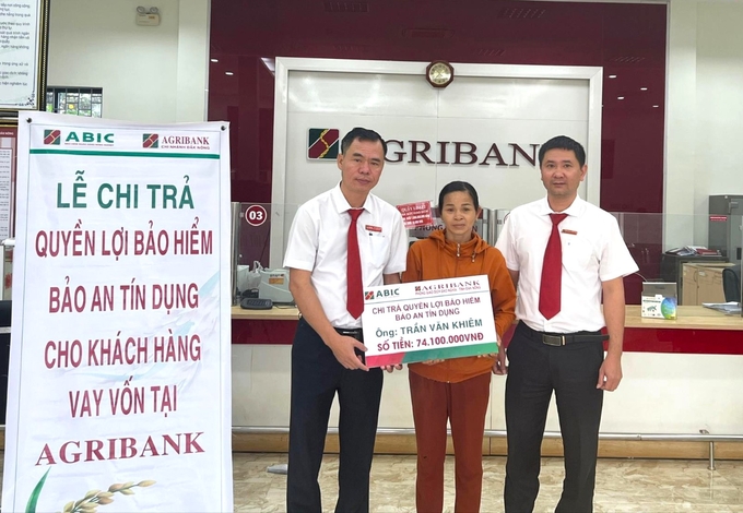 phi-bao-hiem-bang-tien-bo-rau-nhung-cuu-canh-gia-dinh-qua-con-bi-cuc-175340_565.jpg Bảo hiểm Agribank đã cung cấp sản phẩm bảo hiểm đến gần 3 triệu khách hàng là cá nhân và tổ chức sử dụng dịch vụ của Agribank. Trong đó, riêng sản phẩm Bảo an tín dụng có gần 2 triệu khách hàng tham gia. Ảnh: ABIC.