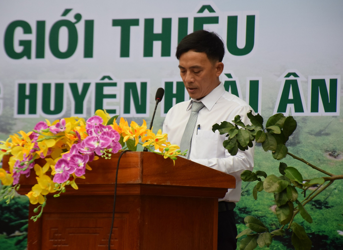1-230859_668.jpg Ông Nguyễn Thanh Vương, Giám đốc Trung tâm Dịch vụ nông nghiệp huyện Hoài Ân, phát biểu tại lễ khánh thành Trung tâm Trưng bày, giới thiệu sản phẩm nông nghiệp chủ lực huyện Hoài Ân. Ảnh: V.Đ.T.