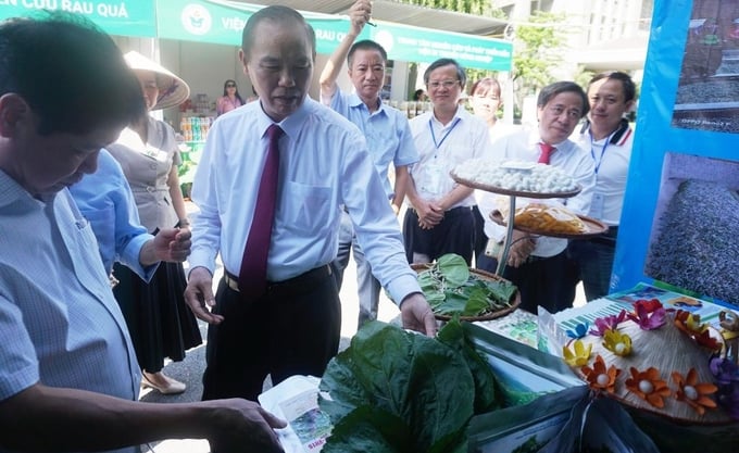 Thứ trưởng Phùng Đức Tiến thăm gian hàng trưng bày tại Hội thảo toàn quốc về Khoa học, Công nghệ và Đổi mới sáng tạo lĩnh vực Trồng trọt - BVTV hồi tháng 9/2023. Ảnh: VAAS.