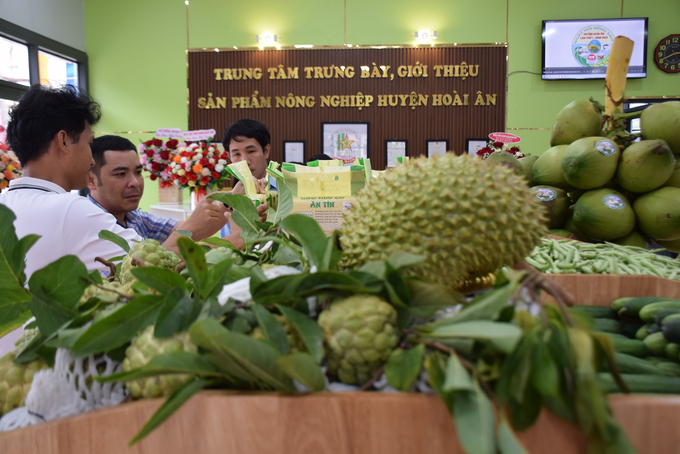 4-230901_206.jpg Khách tham quan Trung tâm Trưng bày, giới thiệu sản phẩm nông nghiệp chủ lực huyện Hoài Ân. Ảnh: V.Đ.T.