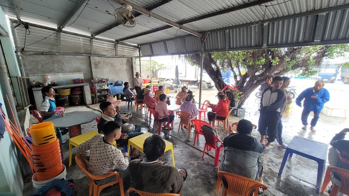 chua-tim-thay-5-ngu-dan-phu-yen-mat-tich-135446_921.jpg Người thân của các ngư dân gặp nạn vẫn trông ngóng, mong một phép màu đến với ngư dân. Ảnh: MM.