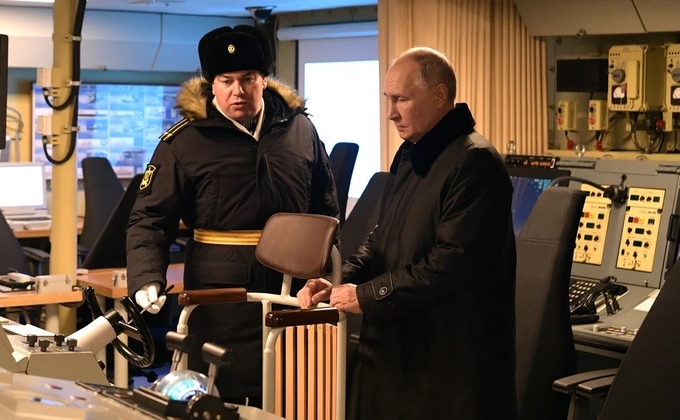 admiral-golovko-8173-095526_285.jpg Tổng thống Nga Vladimir Putin trên tàu khu trục 'Đô đốc Golovko'. Ảnh: RIA Novosti.