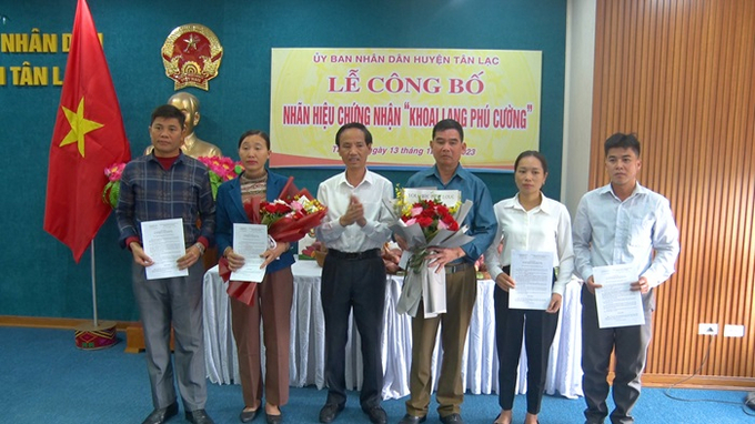 3-210236_96.jpg Trao nhãn hiệu chứng nhận 'Khoai lang Phú Cường'.