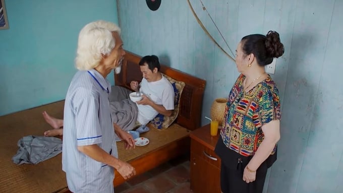 truc-tiep-khong-ngai-cuoi-chi-can-1-ly-do-tap-29-tren-vtv3-ngay-28-12-143352_192.jpg Bà Giàu chăm sóc bố con cụ Mão. Ảnh CMH