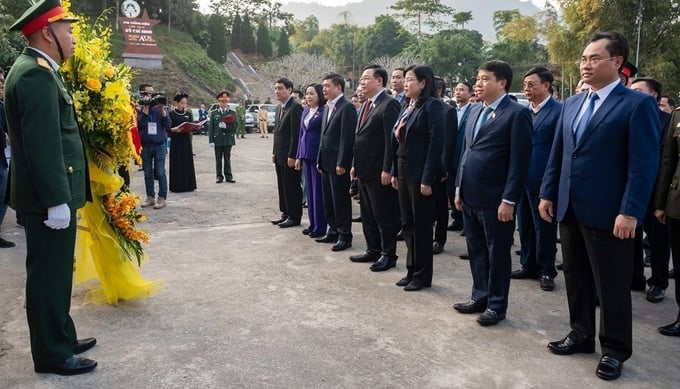 Chủ tịch Quốc hội Vương Đình Huệ và Đoàn công tác đến dâng hương tưởng niệm Chủ tịch Hồ Chí Minh tại ATK Định Hóa chiều 28/12. Ảnh: Lê Tuyết.
