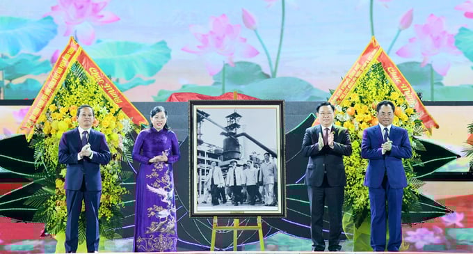Chủ tịch Quốc hội Vương Đình Huệ tặng Đảng bộ, chính quyền, nhân dân các dân tộc tỉnh Thái Nguyên bức ảnh tư liệu 'Bác Hồ thăm Lò cao, khu Gang Thép Thái Nguyên ngày 1/1/1964'. Ảnh: Lâm Hiển.