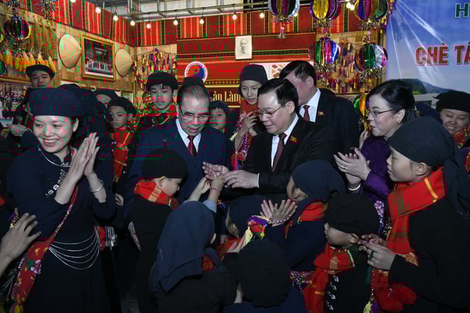 Chủ tịch Quốc hội Vương Đình Huệ, nguyên Tổng Bí thư Nông Đức Mạnh, Bí thư Tỉnh ủy Thái Nguyên Nguyễn Thanh Hải và các đại biểu giao lưu với các cháu thiếu nhi Bản làng Thái Hải. Ảnh: Lâm Hiển.