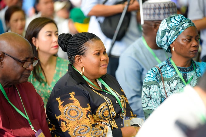 Các đại biểu Nigeria dự Lễ phát động Chương trình 1 triệu ha lúa chất lượng cao, phát thải thấp ngày 12/12 tại Hậu Giang. Ảnh: Quỳnh Chi.