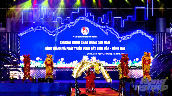 Múa lân sư rồng khai mạc Chương trình chào mừng 325 năm hình thành và phát triển vùng đất Biên Hòa - Đồng Nai. Ảnh: Minh Sáng.
