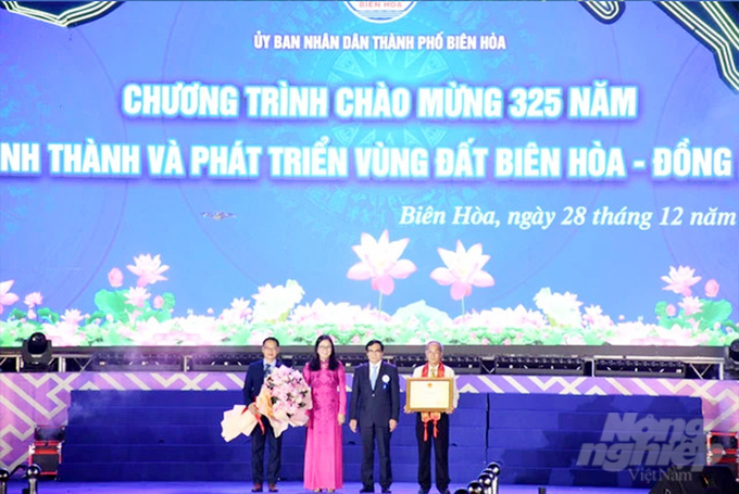 Ông Nguyễn Sơn Hùng, Phó Chủ tịch UBND tỉnh Đồng Nai (thứ 2 từ phải qua) và bà Lê Thị Ngọc Loan (lãnh đạo Sở Văn hoá, Thể thao và Du lịch) đã trao quyết định của Bộ Văn hóa, Thể thao và Du lịch về việc đưa danh mục di sản văn hóa phi vật thể quốc gia: Lễ hội truyền thống Lễ hội Chùa Ông TP.Biên Hoà. Ảnh: Minh Sáng.