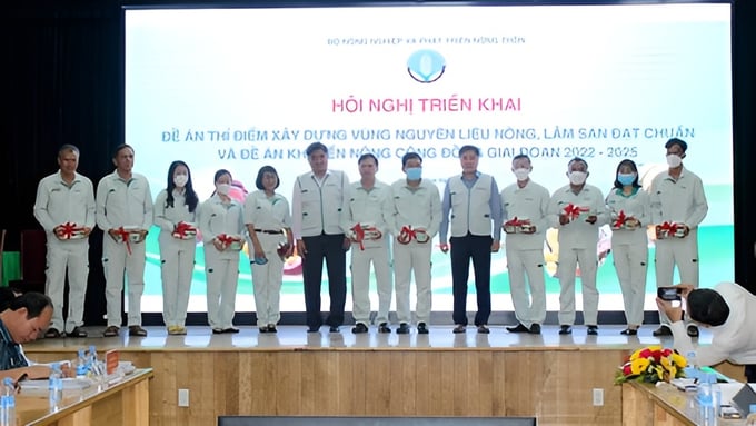 snapedit_1698228979099-171825_839.jpeg Thứ trưởng Bộ NN-PTNT Trần Thanh Nam (thứ 6 từ trái sang) và Giám đốc Trung tâm Khuyến nông Quốc gia Lê Quốc Thanh (thứ 5 từ phải sang) trao tài liệu cho cán bộ khuyến nông. Ảnh: NNVN.