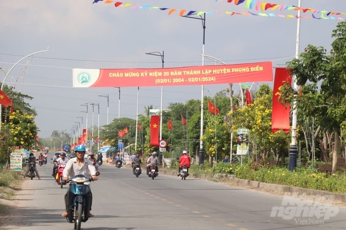 phong-dien-ra-mat-xa-nong-thon-moi-kieu-mau-dau-tien-164608_284-164608.jpg Tuyến đường trung tâm dẫn vào xã nông thôn mới kiểu mẫu Mỹ Khánh, huyện Phong Điền, TP Cần Thơ. Ảnh: Kim Anh.